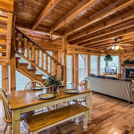 Secret Romance, 2 Bedrooms, Sleeps 8, Pool Table, Hot Tub, Arcade Гатлінбург Екстер'єр фото