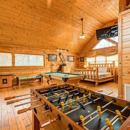 Secret Romance, 2 Bedrooms, Sleeps 8, Pool Table, Hot Tub, Arcade Гатлінбург Екстер'єр фото