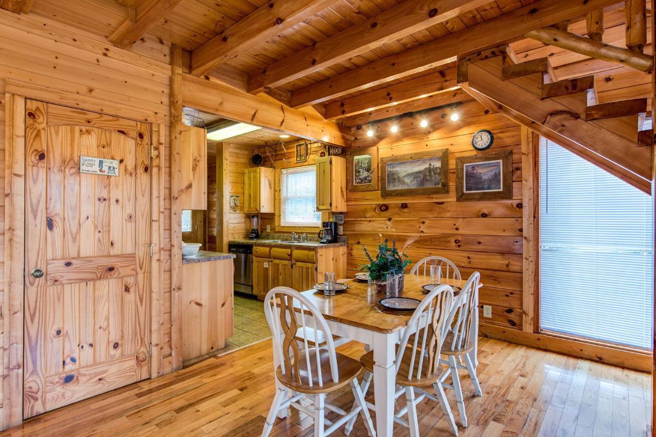 Secret Romance, 2 Bedrooms, Sleeps 8, Pool Table, Hot Tub, Arcade Гатлінбург Екстер'єр фото