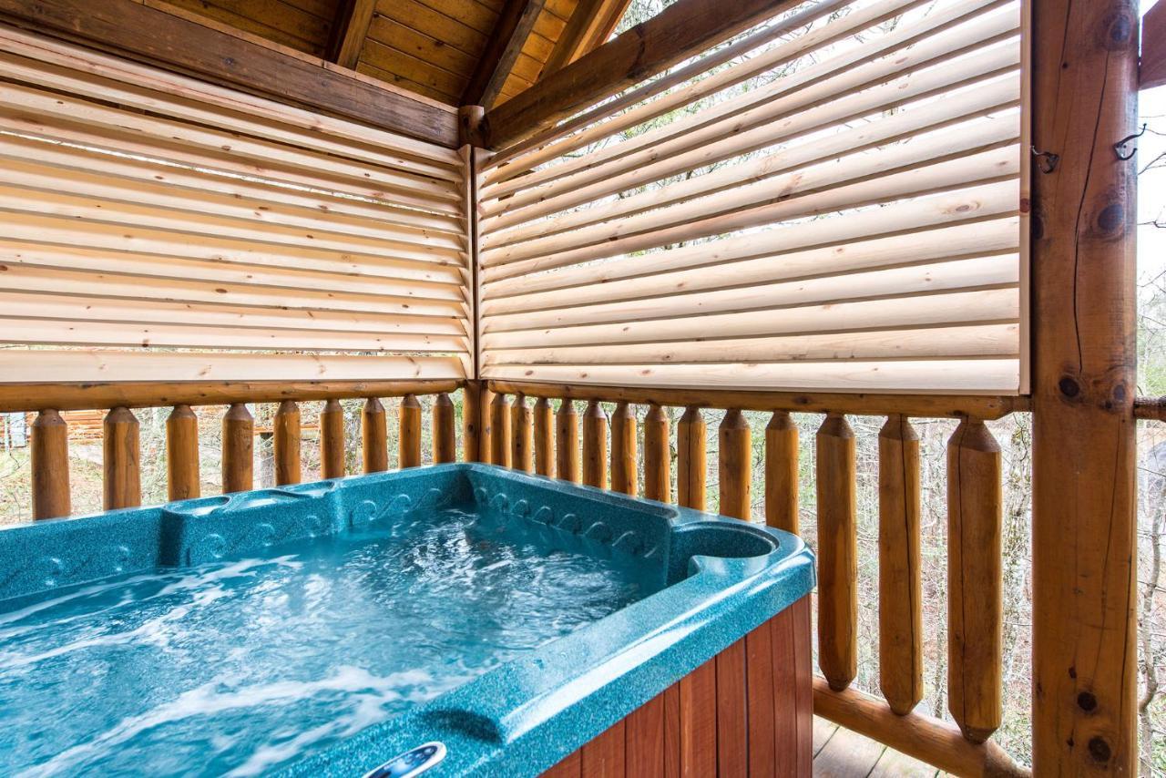 Secret Romance, 2 Bedrooms, Sleeps 8, Pool Table, Hot Tub, Arcade Гатлінбург Екстер'єр фото