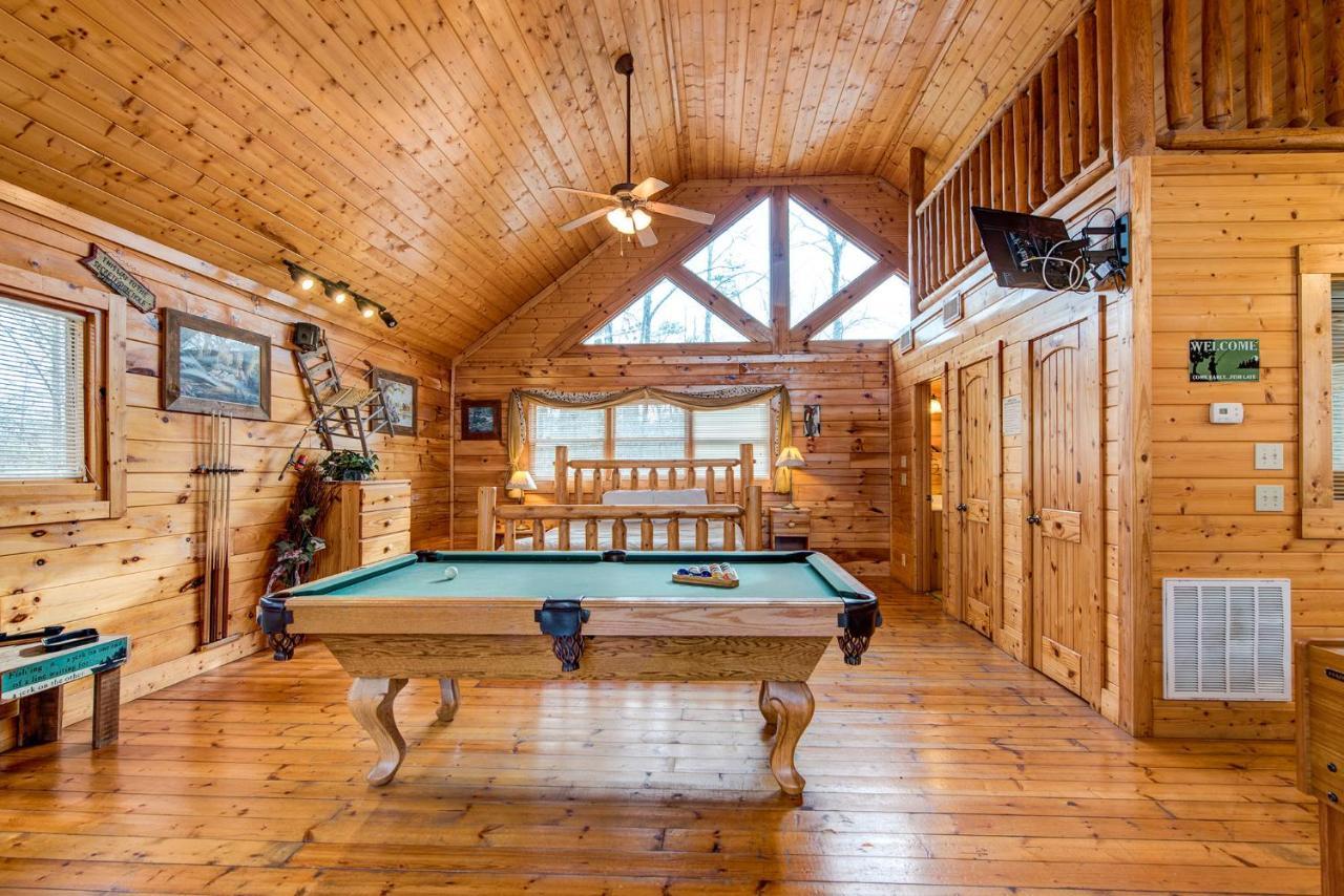 Secret Romance, 2 Bedrooms, Sleeps 8, Pool Table, Hot Tub, Arcade Гатлінбург Екстер'єр фото