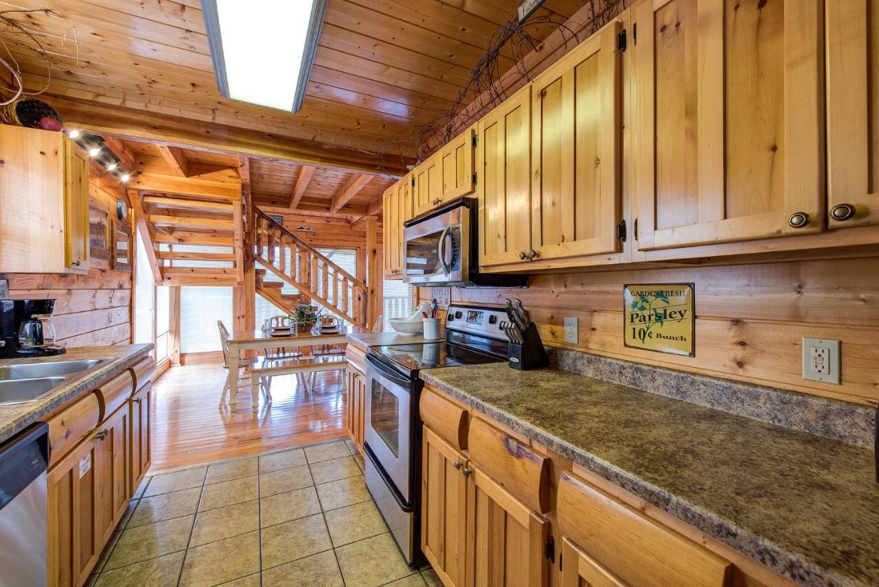 Secret Romance, 2 Bedrooms, Sleeps 8, Pool Table, Hot Tub, Arcade Гатлінбург Екстер'єр фото