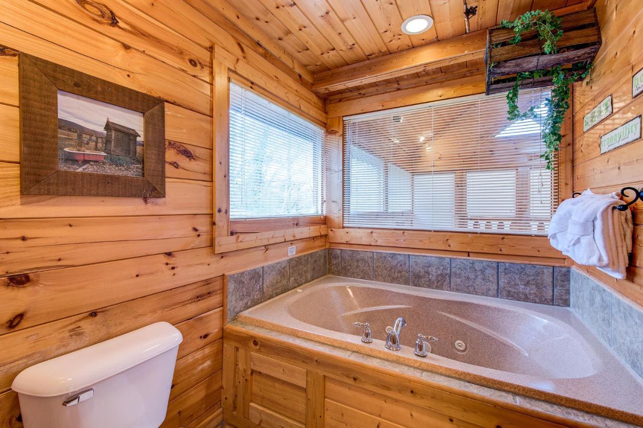 Secret Romance, 2 Bedrooms, Sleeps 8, Pool Table, Hot Tub, Arcade Гатлінбург Екстер'єр фото