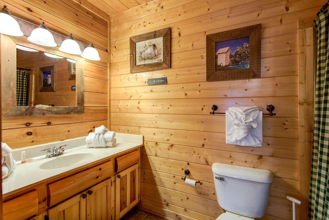 Secret Romance, 2 Bedrooms, Sleeps 8, Pool Table, Hot Tub, Arcade Гатлінбург Екстер'єр фото