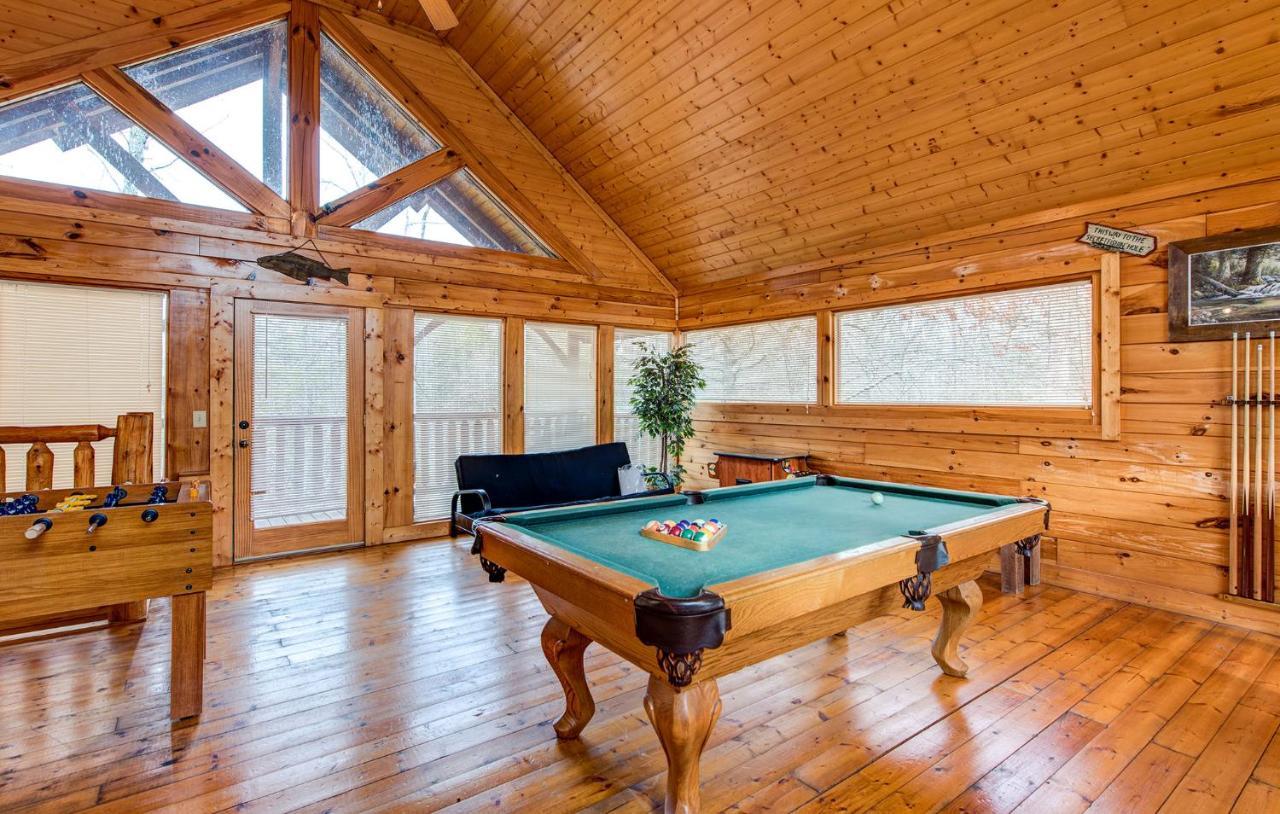 Secret Romance, 2 Bedrooms, Sleeps 8, Pool Table, Hot Tub, Arcade Гатлінбург Екстер'єр фото