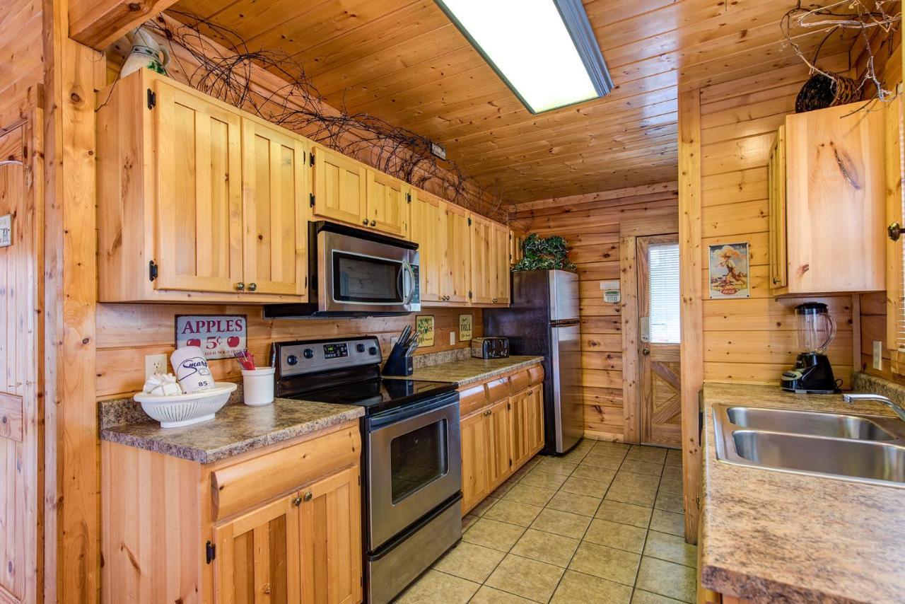 Secret Romance, 2 Bedrooms, Sleeps 8, Pool Table, Hot Tub, Arcade Гатлінбург Екстер'єр фото
