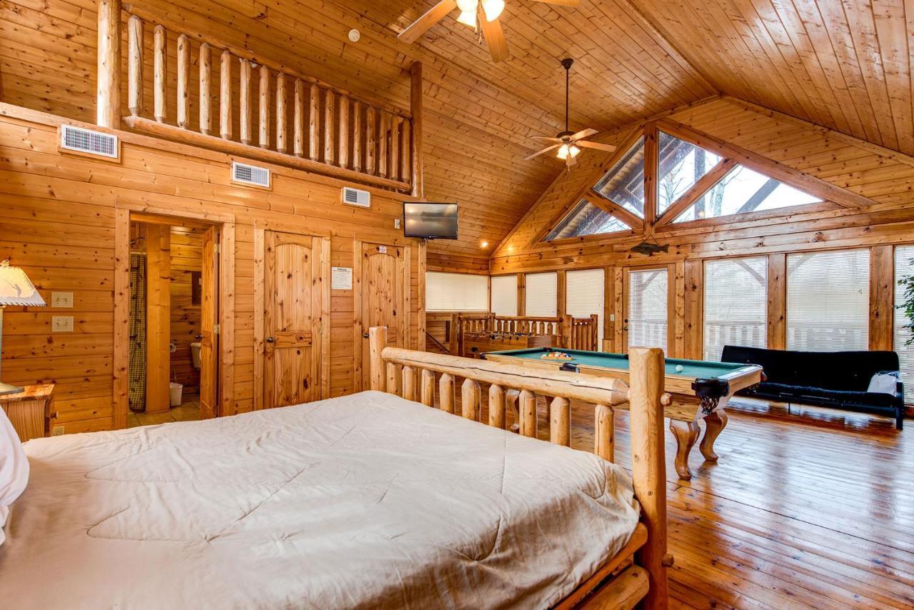 Secret Romance, 2 Bedrooms, Sleeps 8, Pool Table, Hot Tub, Arcade Гатлінбург Екстер'єр фото