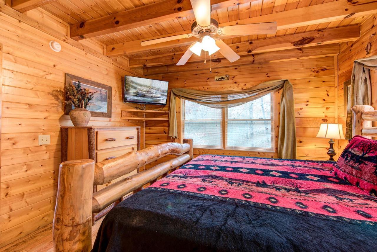 Secret Romance, 2 Bedrooms, Sleeps 8, Pool Table, Hot Tub, Arcade Гатлінбург Екстер'єр фото