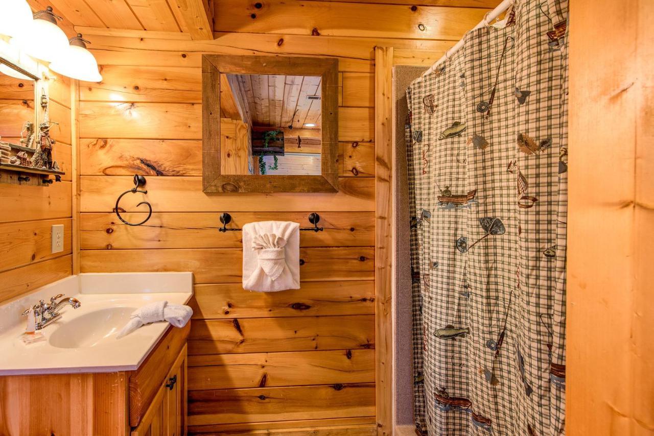 Secret Romance, 2 Bedrooms, Sleeps 8, Pool Table, Hot Tub, Arcade Гатлінбург Екстер'єр фото